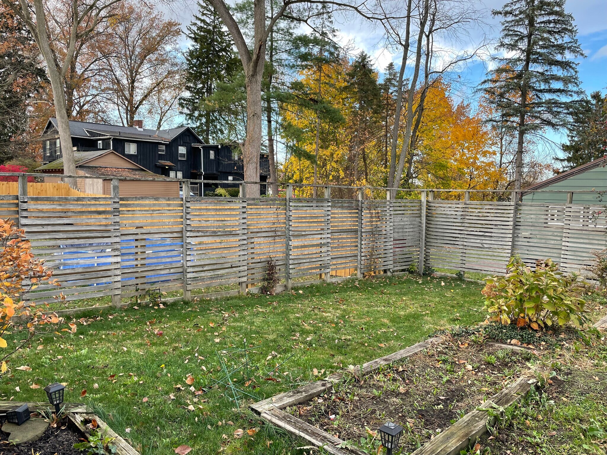 Building Photo - 526 Bank St