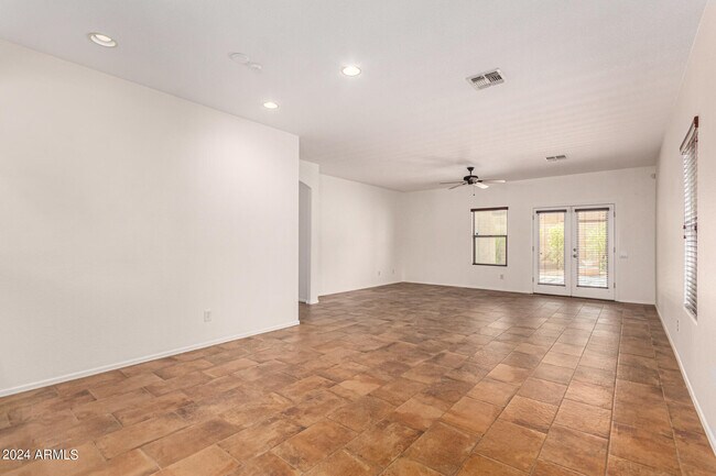 Building Photo - 10847 W Avenida Del Rey