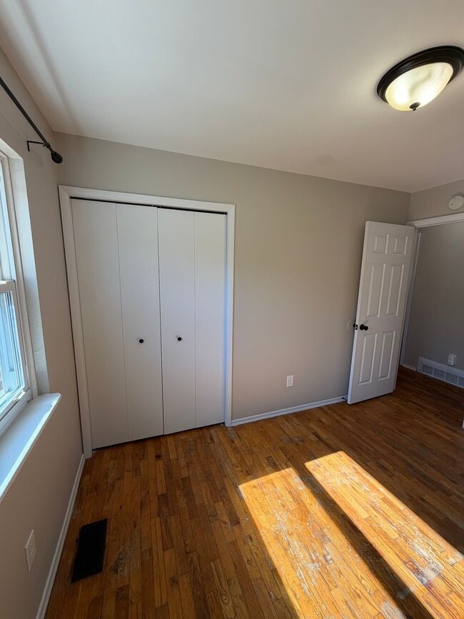 Building Photo - Remodeled 4BR/2BA Home in Lansing — Move in ready