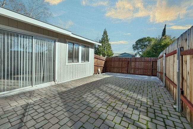 Building Photo - 7936 Sunrise Greens Dr