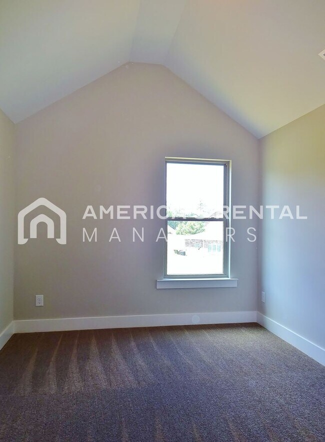 Building Photo - Town Home in Chelsea!!! Available to View ...