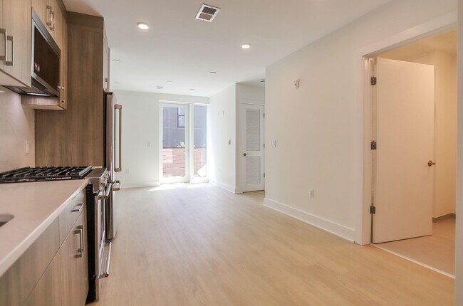 Building Photo - 303 Madison St