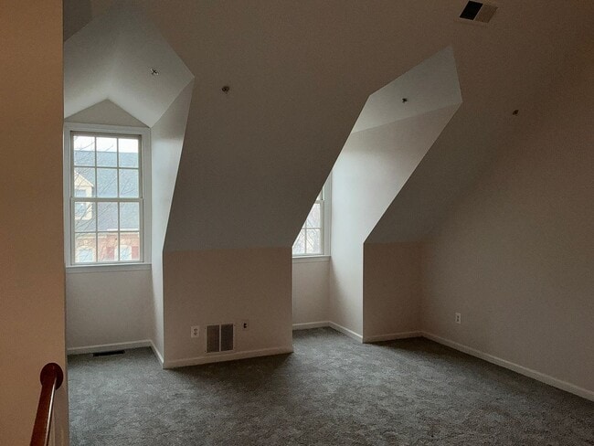 Building Photo - Beautiful 4BR 4.5BA 4 level townhome with ...