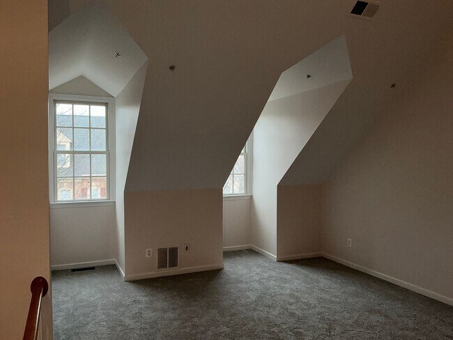 Building Photo - Beautiful 4BR 4.5BA 4 level townhome with 2 car attached garage located in the Fallsgrove Community