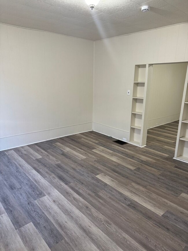 Building Photo - 3 bedroom, 1 bath, 3 story half double house