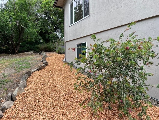 Building Photo - Country Home