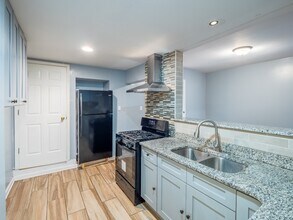 Building Photo - Spacious 3BR Apartment in Oak Park – 1,326...