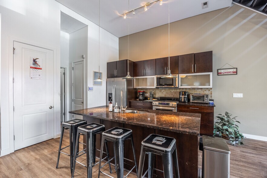 Building Photo - 1002 W Lake St