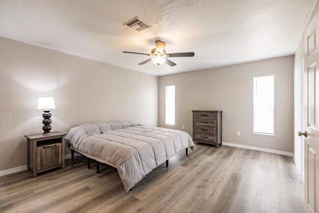 Building Photo - "Charming 3-Bedroom Home with 2 Full Baths and Spacious 2537 Sq Ft in North Port, FL!"