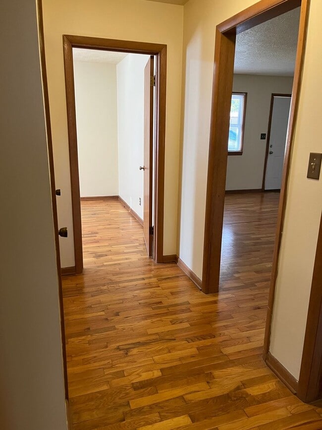 Building Photo - ADORABLE 3 BEDROOM HOUSE- FENCED BACK YARD