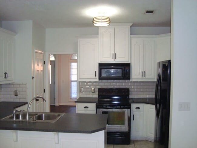 Building Photo - Ready to Rent!