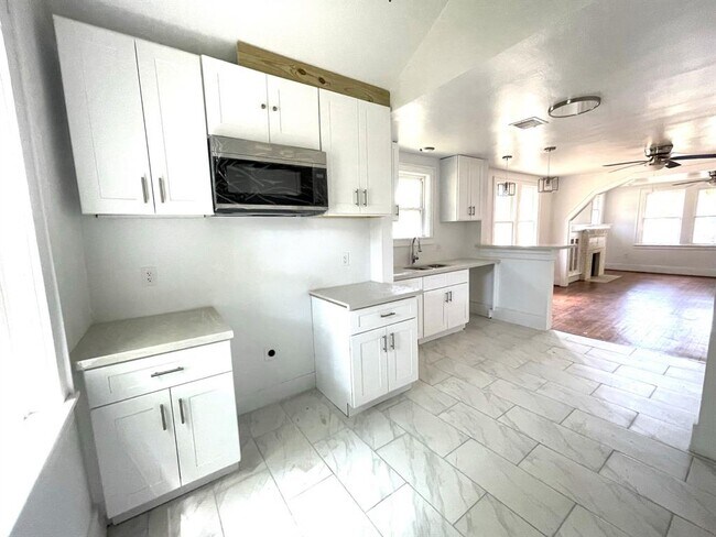 Building Photo - 107 Sinclair St