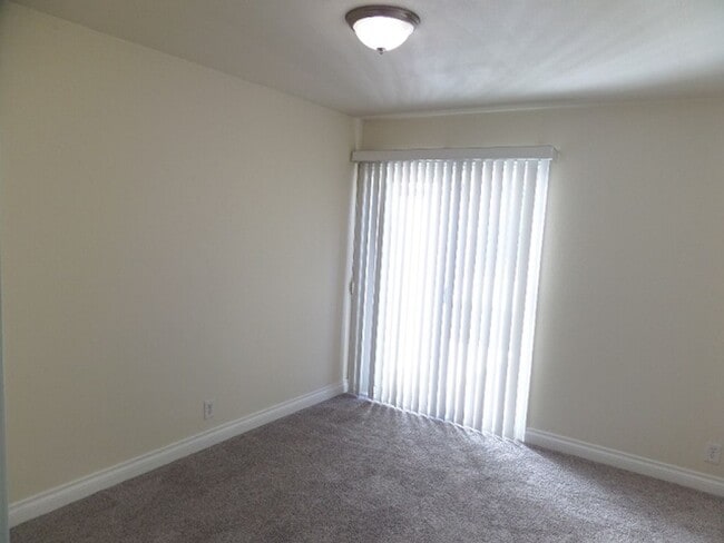 Building Photo - 3 Bedroom-2 Bathroom Single Story Home in ...