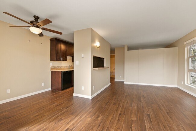 Building Photo - North Beacon Hill 1 Bedroom Apartment for Rent | Beacon Hill Light Rail Access, Balcony, Hardwood...