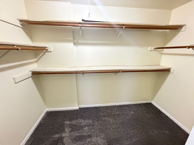 Building Photo - 1621 Clover Ln