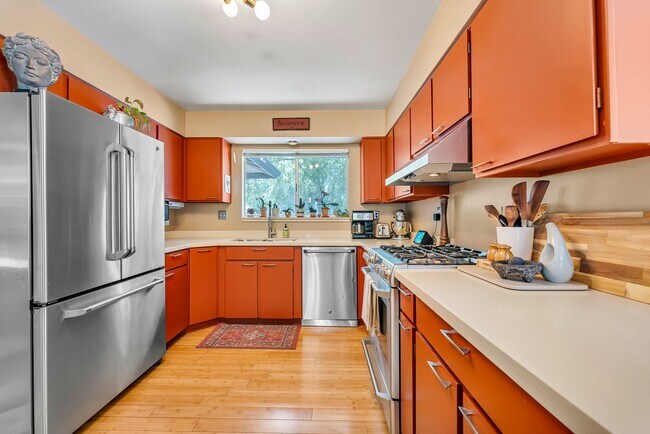 Building Photo - Renovated Mid Century Modern Home in the D...