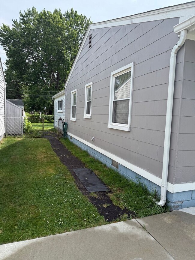 Building Photo - Awesome Property for an Awesome Price