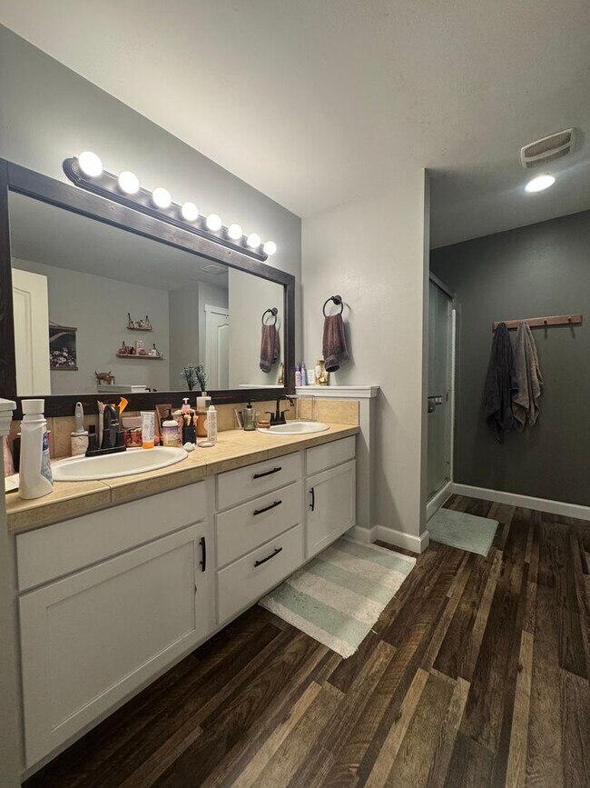Building Photo - HUGE PET FRIENDLY Rental