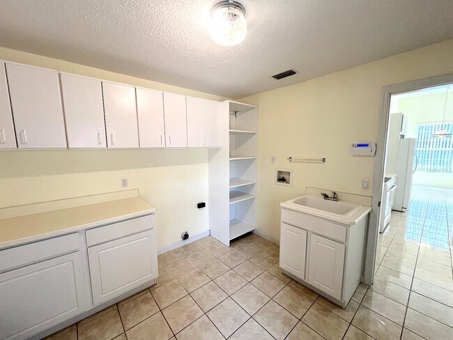 Building Photo - 87 Rose Dr