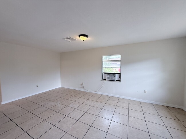 Building Photo - 2 Bedroom and 1 Bathroom