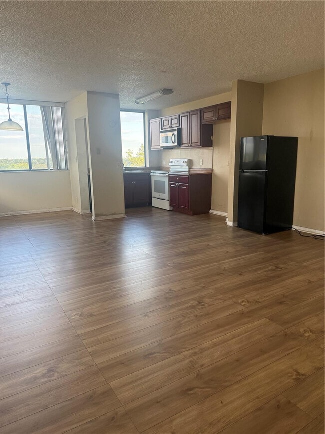 Building Photo - 4222 Inverrary Blvd