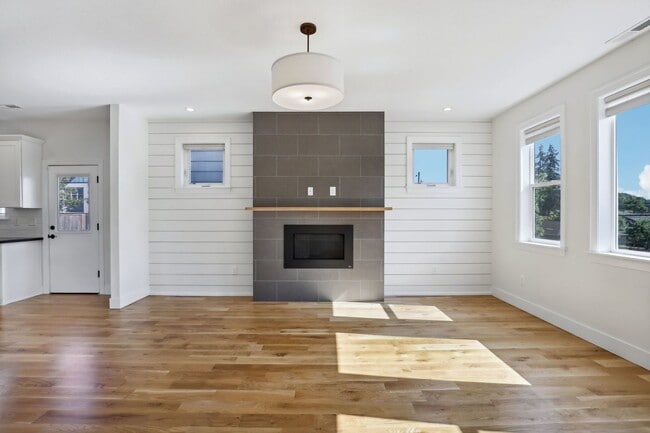 Building Photo - DESIRABLE CRESTON-KENILWORTH / CORNER LOT, LUXURY 4 BEDROOM, TWO EN-SUITES W/FULL BATHS