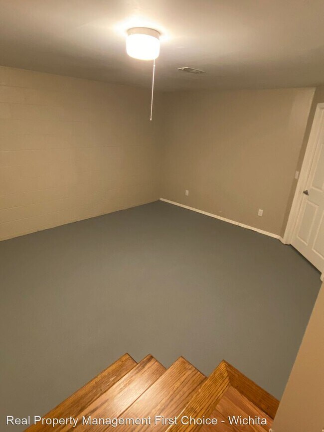 Building Photo - 2 br, 1 bath House - 725 W Stackman Dr #8