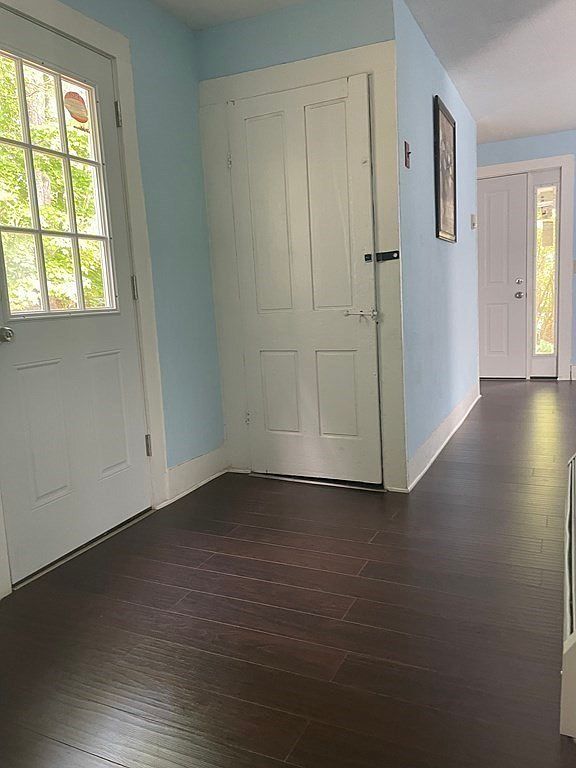 Building Photo - 27 Snell St