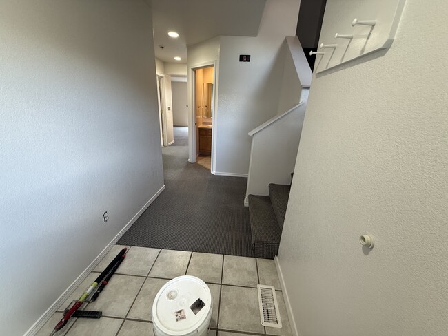Building Photo - 913 Cardinal Dr