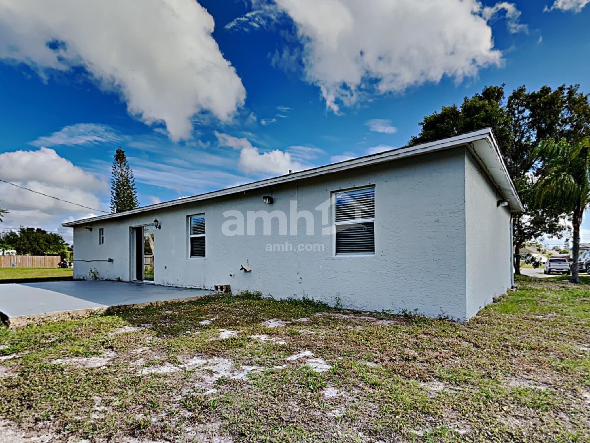 Building Photo - 332 SW Hollyhock Ct