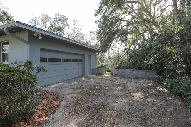 Building Photo - 2240 Jose Cir W