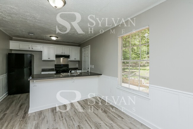 Building Photo - Enjoy living the good life in this 4 bedroom, 2 bathroom home