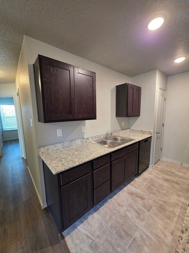 Building Photo - 3 Bedroom / 2 Bath Duplex Copperas Cove