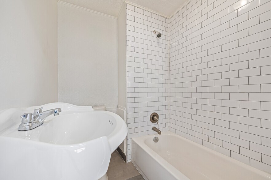 Building Photo - 1444 Valentia St