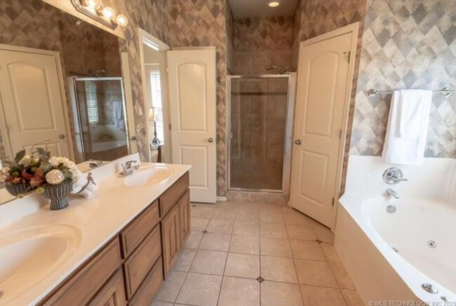 Building Photo - 5 Bedroom Home In Broken Arrow