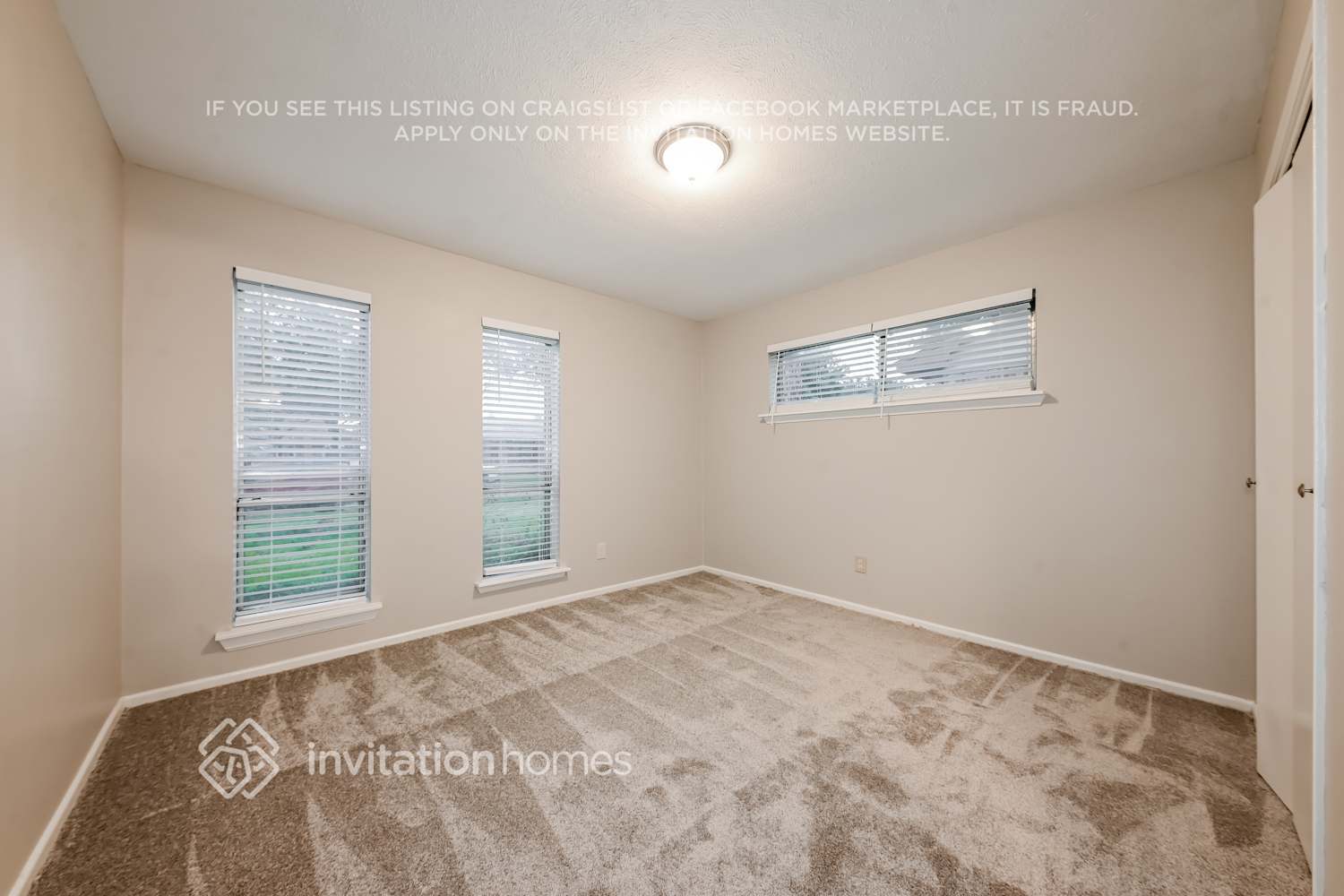 Building Photo - 2324 Lovell Dr