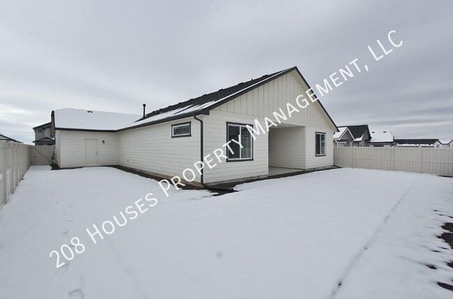 Building Photo - Spacious Single-Level Energy Efficient Home