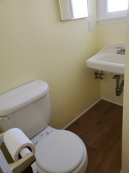 Building Photo - 148 N Beachwood Dr