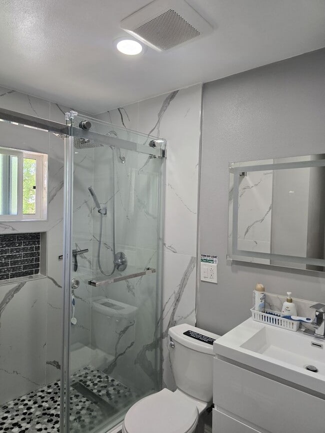 Building Photo - Fully Remolded Single Family Home in Garde...