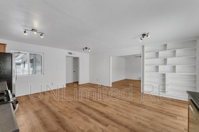 Building Photo - 2810 N Roberta Dr