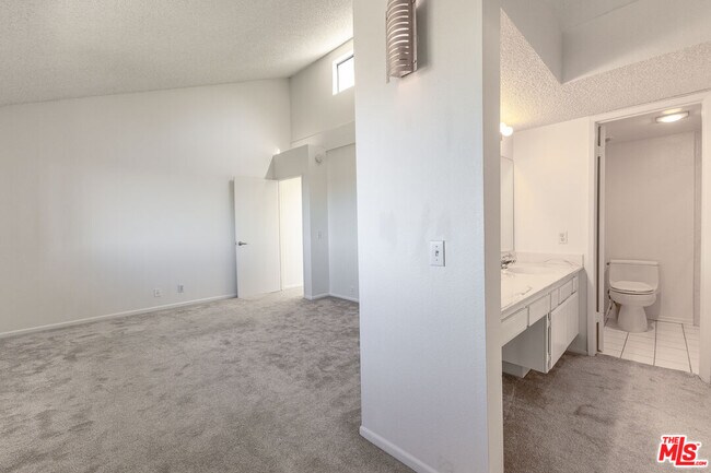 Building Photo - 1709 Cam De Villas