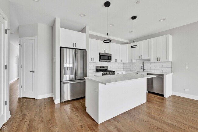 Building Photo - 2817 N 75th Ave