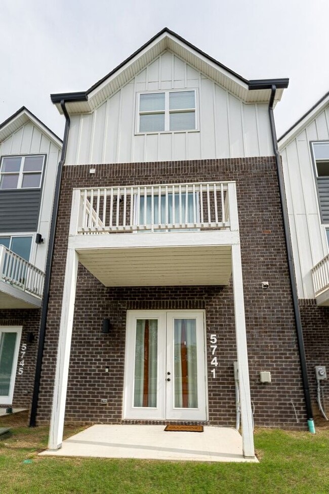 Building Photo - 5741 Sofias Cir