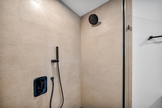 Building Photo - 225 N Miami Ave