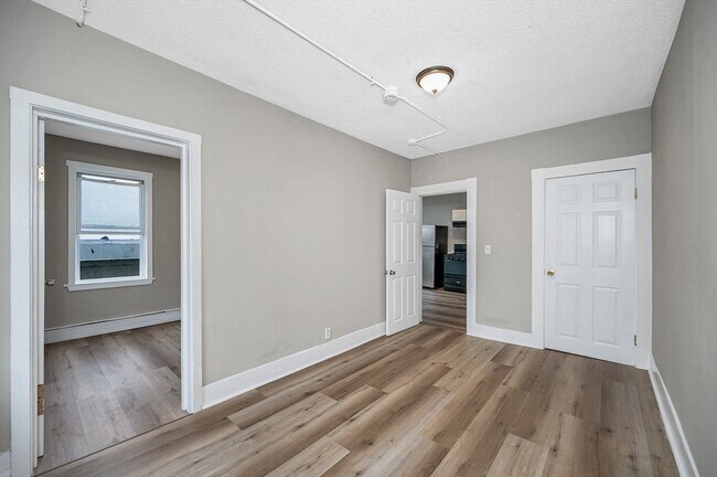 Building Photo - 50 1/2 Common St