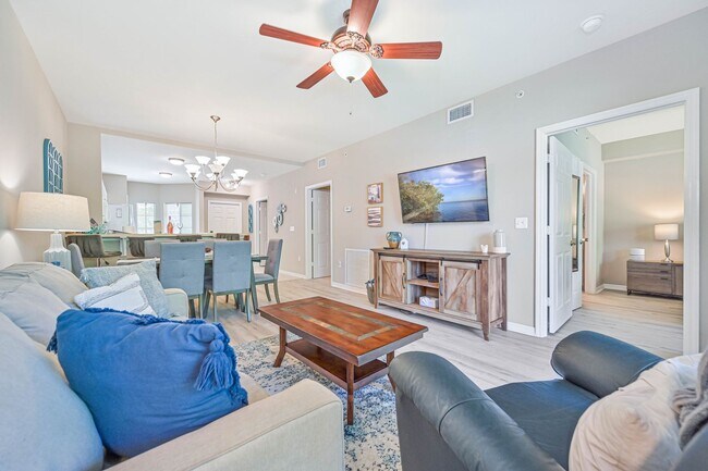 Building Photo - **Annual Lease -  Naples 2/2Furnished Cond...