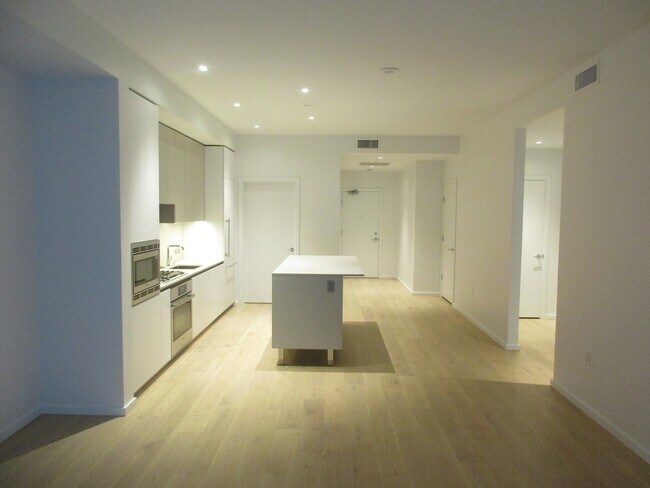 Building Photo - Vista Condominiums - 1 bedroom/1 bath Pearl District condo w/parking/storage/amenities/most utili...