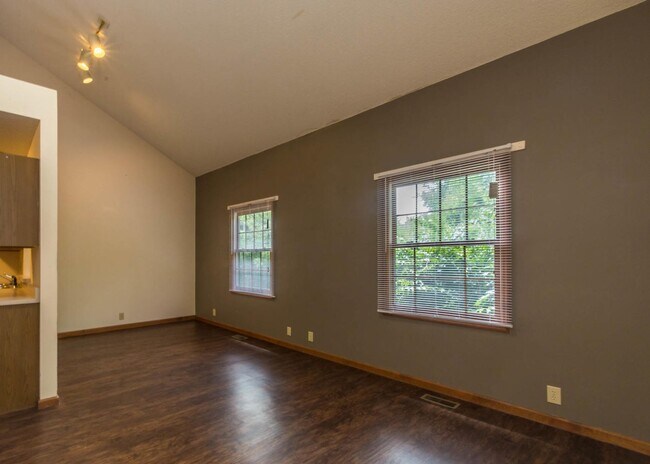 Building Photo - 1802 E Maxwell Ln