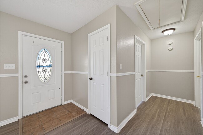 Building Photo - 210 N Shirley Ln