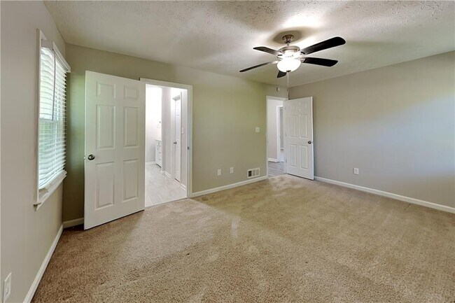 Building Photo - 434 Robin Hood Dr